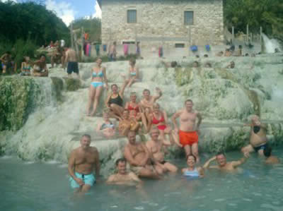 Il gruppo di ciclisti norvegesi Trine a Saturnia></p>
<p align=